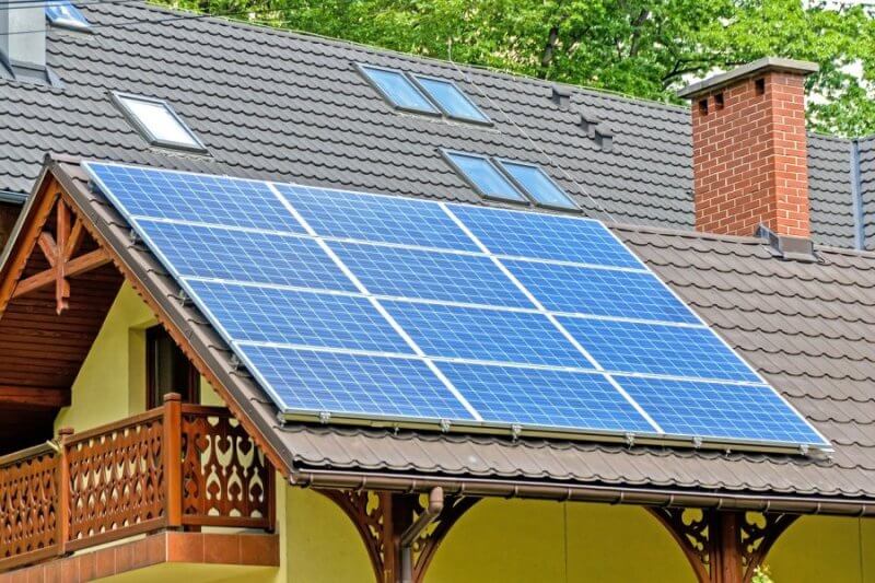 kuća sa solarnim panelima