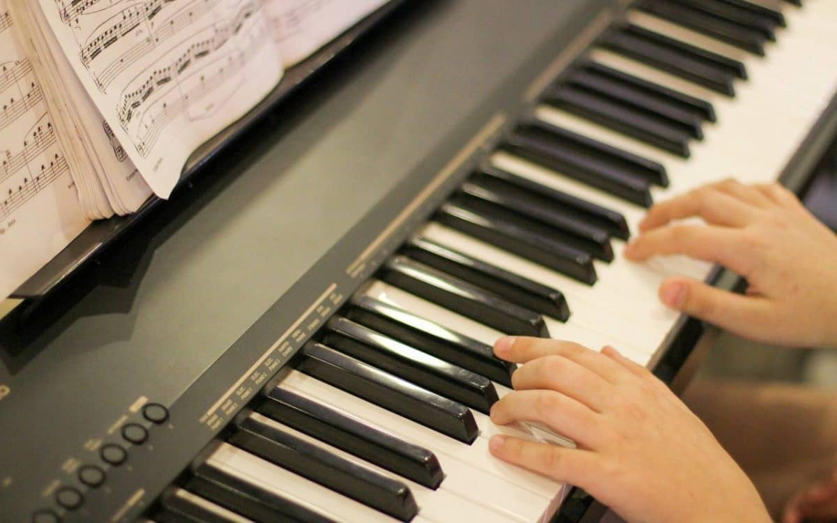 koji je najbrži način da naučite svirati klavijaturu?